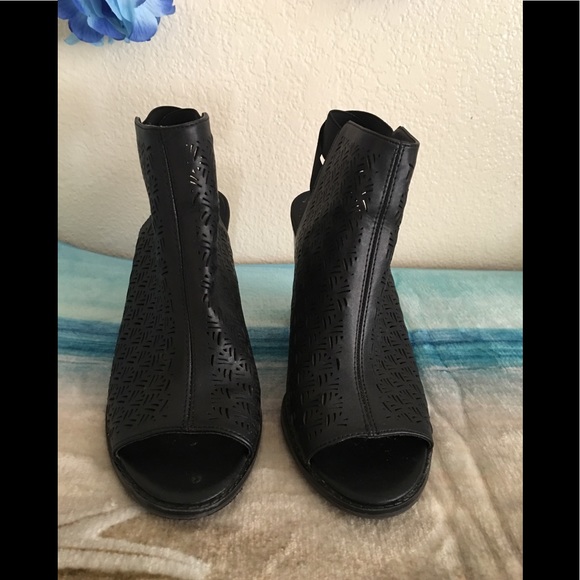 Kenneth Cole Reaction Kay Fly Stacked Heels Shoes - Picture 4 of 5